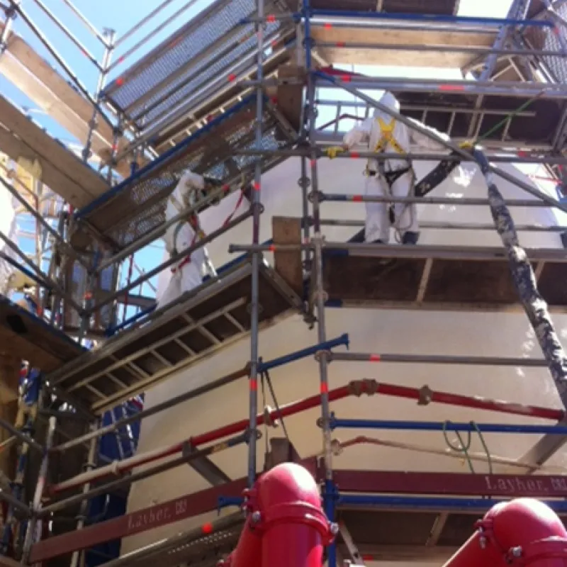 Equipo técnico trabajando sobre una instalación industrial