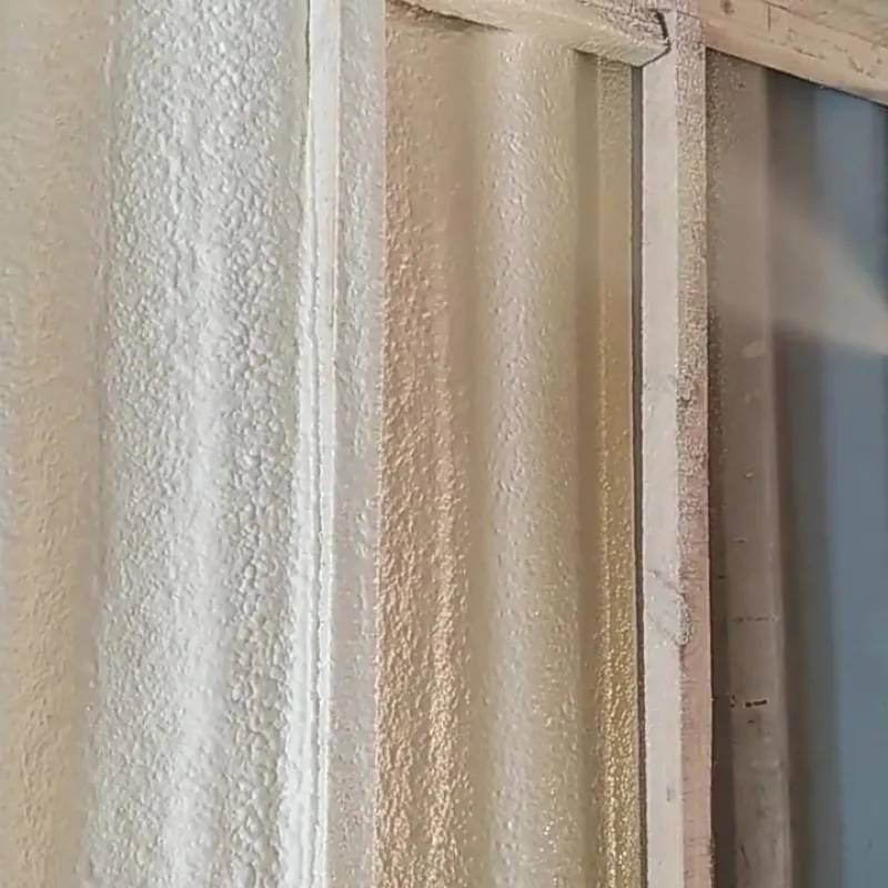 Detalle de espuma de poliuretano aplicada sobre un muro