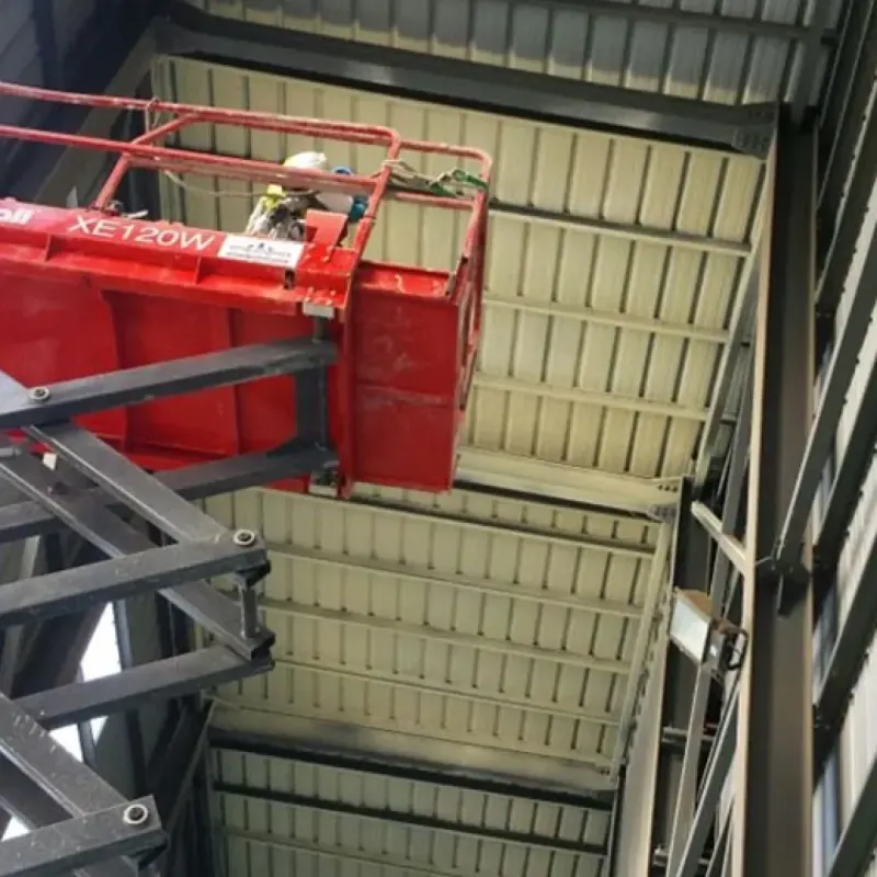 Aplicación de aislación en cubierta industrial con plataforma elevadora