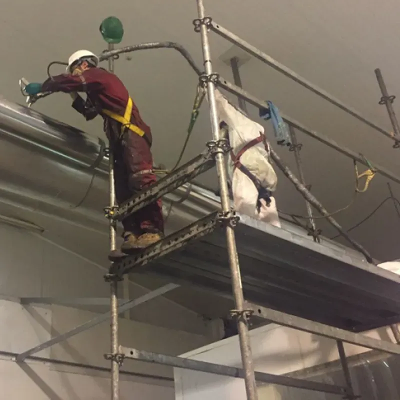 Equipo técnico trabajando desde andamio
