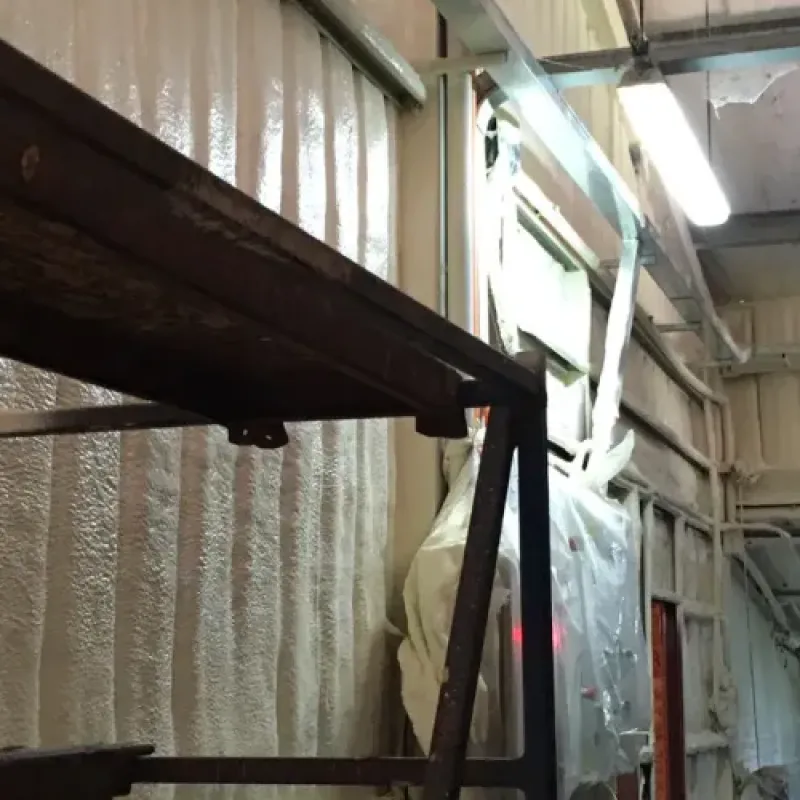 Aislación instalada en una estructura interior industrial